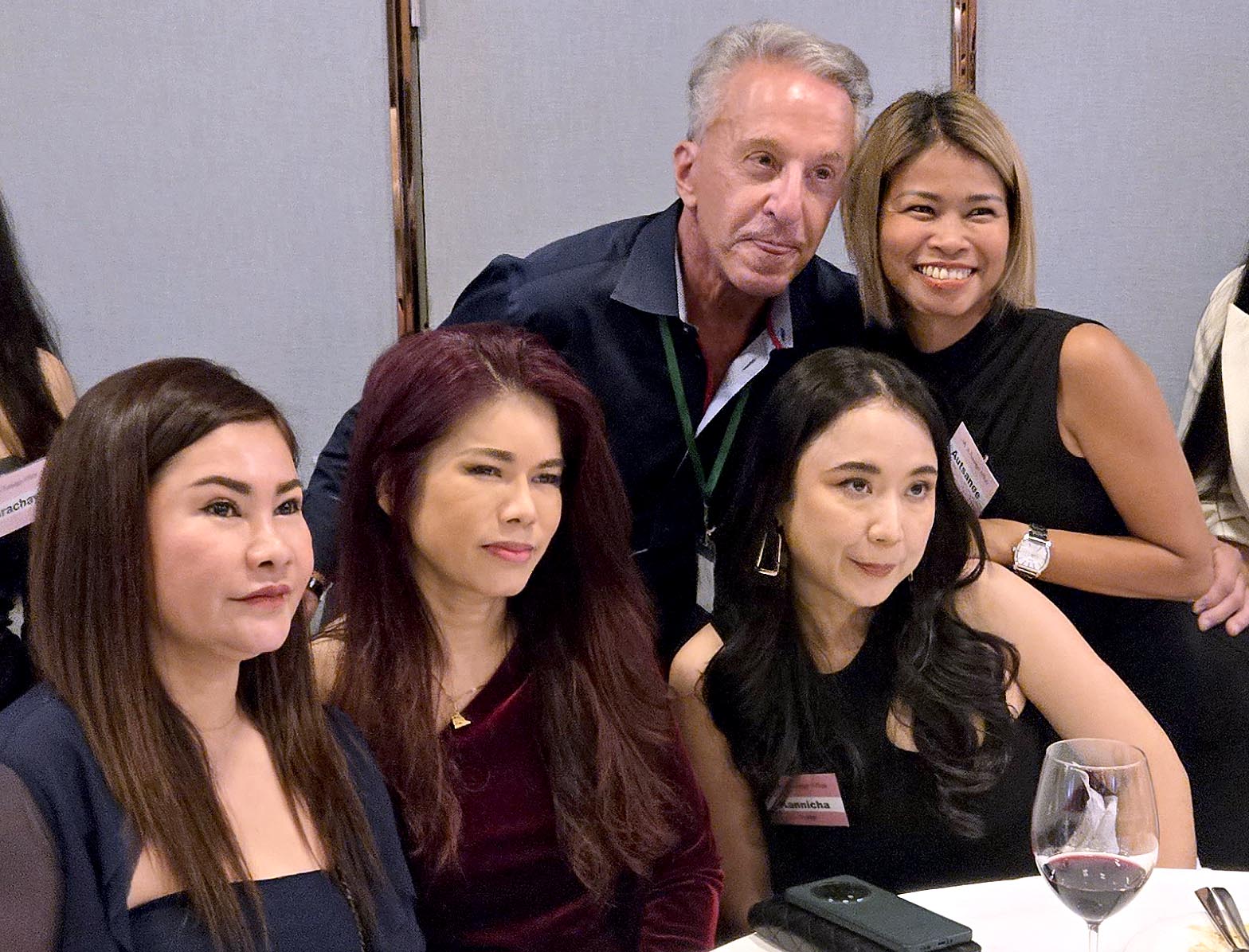 man experiencing thai dating with a beautiful thai women at another socials night event